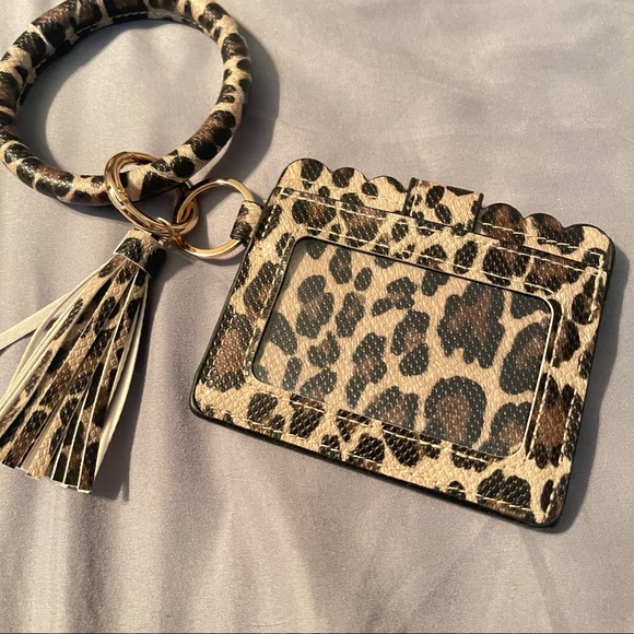 ⭐️3/$25⭐️ NEW Cheetah Key & ID Wristlet - Picture 2 of 3